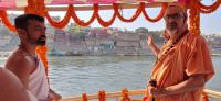 HH Swamiji and Yatri-s board 4 Bajra boats from Namo Ghat and depart for Raja Ghathi (26.03.2025)